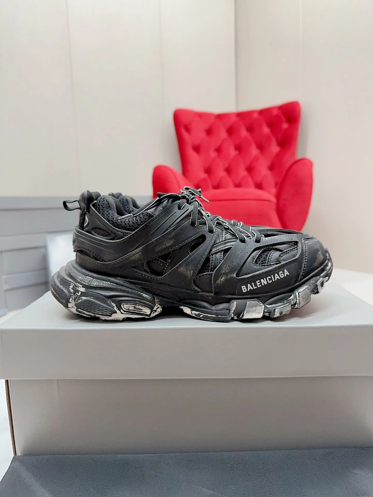 👟👟Ex-factory price 980👟👟 Men's size +10 𝐁𝐚𝐥𝐞𝐧𝐜𝐢𝐚𝐠𝐚|||𝐭𝐫𝐚𝗰𝐤 series 𝟑.𝟎Three generations of sports dad shoes‼ ️ [Top high-end quality from Dongguan Factory] Balenciaga dad shoes ~ super fashionable ~ full and three-dimensional shoes ~ amazing lines ~ very soft and light on the feet ~ super comfortable ~ versatile for commuting ~ can be paired with mid-calf socks, bell bottoms, wide-leg pants, overalls, very high-end ~ very manly and handsome ~ suitable for spring, summer, autumn and winter all year round... ⇢✈ Upper: Exclusive 1:1 original molded custom imported technical fabric mesh + imported cloth + 3M reflective strips [composed of 108 sub-pieces] ⇢✈Inner lining: Breathable mesh ⇢✈Outsole: Exclusive 1:1 original molded PU+TPU+EVA+rubber, a total of 13 sets of grinding tool combinations ⚠️Difference in market currency ~ high-end quality is definitely different ⇢✈𝐒𝐈𝐙𝐄Females: 35, 36, 37, 38, 39, 40 ⇢✈𝐒𝐈𝐙𝐄Men: 39, 40, 41, 42, 43, 44, 45